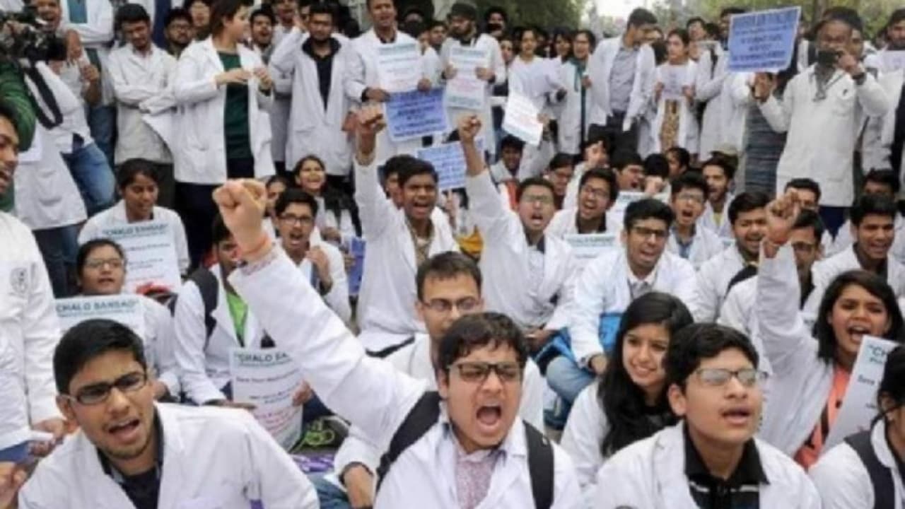 कल से हड़ताल पर जा सकते हैं डॉक्टर्स, सेवा रहेगी ठप्प, केवल इमरजेंसी की मिलेगी सुविधा