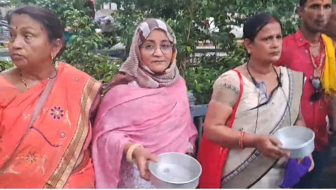 वित्तरहित शिक्षक ने जेडीयू कार्यालय का किया घेराव