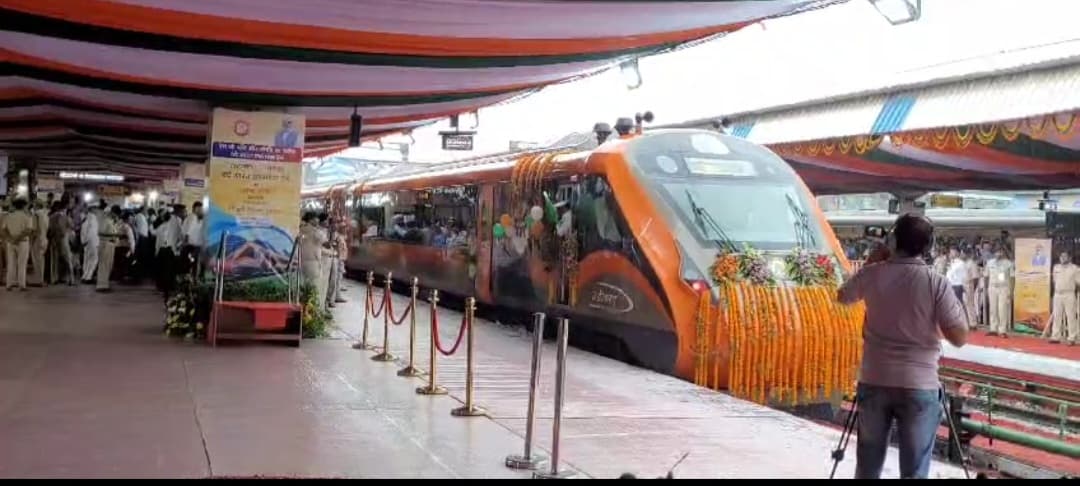 PM ने रांची एयरपोर्ट से ही 6 वंदे भारत समेत कई योजनाओं की शुरुआत की..