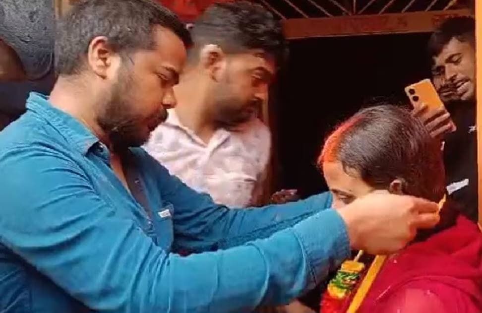 चोरी-चुपके मिल रहे थे प्रेमी-प्रेमिका, तभी हुआ ऐसा वाकया कि उनकी मुरादें बिन मांगे पूरी हो गई...