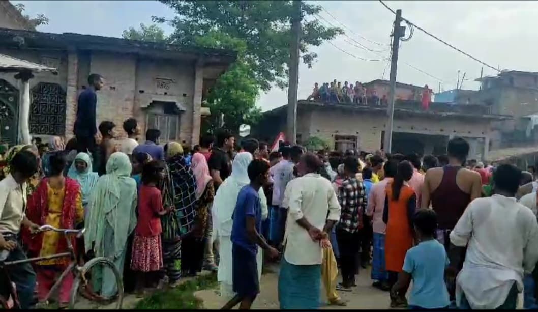 गुजरात से लौटने पर रात में साली के साथ की मटन पार्टी और सुबह घर के बाहर मिला शव..