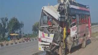 पिंडदानियों से भरी बस दुर्घटनाग्रस्त, तीन रिश्तेदार की मौके पर मौत, 15 घायल