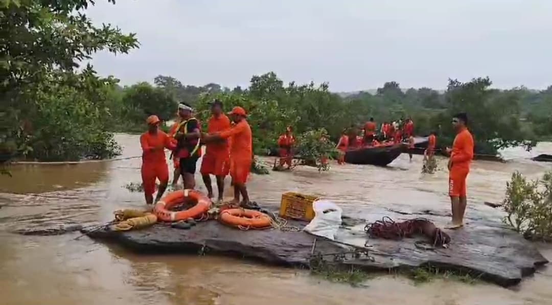कैमूर में पिकनिक मनाने गए 11 पर्यटक अचानक पानी बढ़ने से फंस गए..