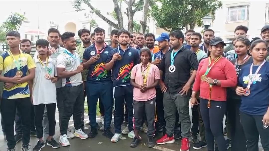 खिलाड़ी ने मैडल मंत्री के गेट पर लटका कर लौटे