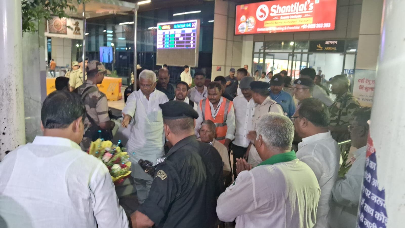 BREAKING NEWS ;अभी अभी सिंगापुर से पटना लौटे आरजेडी लालू प्रसाद यादव