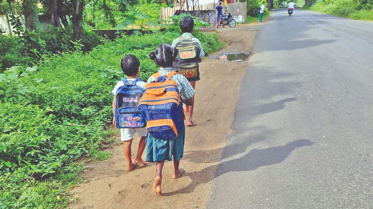 समस्तीपुर में स्कूल जा रही तीन छात्राओं को ट्रक ने रौंदा,मौके पर ही..