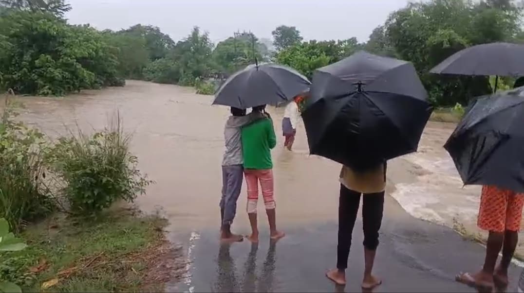 अब पश्चिम चंपारण में एक पुल टूटा, सड़क पर बह रही है नदी की धारा..
