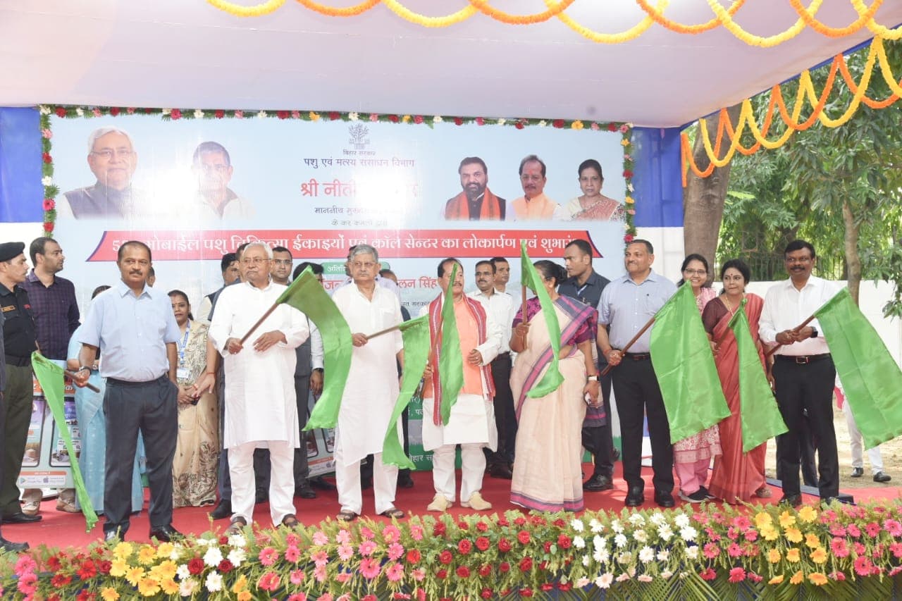 सीएम नीतीश ने पशु मोबाइल अस्पताल को हरी झंडी दिखाकर किया रवाना