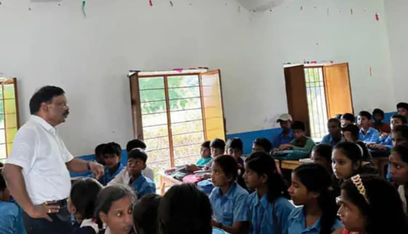 ACS एस. सिद्धार्थ ने सिवान के स्कूलों का निरीक्षण किया, शिक्षकों को शोकॉज .