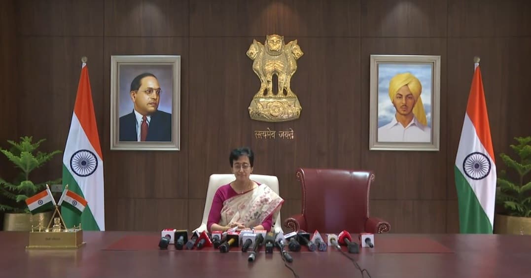 अरविंद केजरीवाल के बाद आतिशी ने बनाया रिकॉर्ड, खुद को घोषित की खड़ाऊं CM..