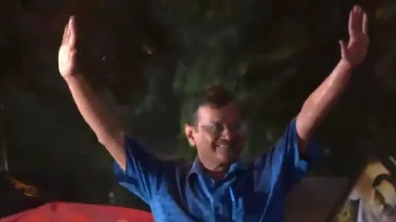 SC से ज़मानत के बाद जेल से निकले अरविंद केजरीवाल, समर्थकों के बीच हुए भावुक..