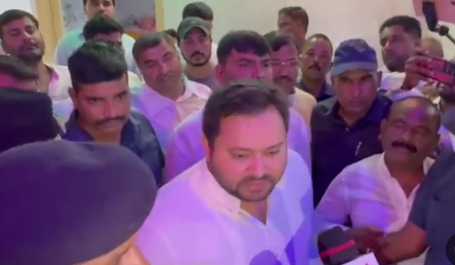 पटना में BJP नेता की हत्या के बहाने तेजस्वी यादव ने CM नीतीश और PM मोदी पर कसा तंज..