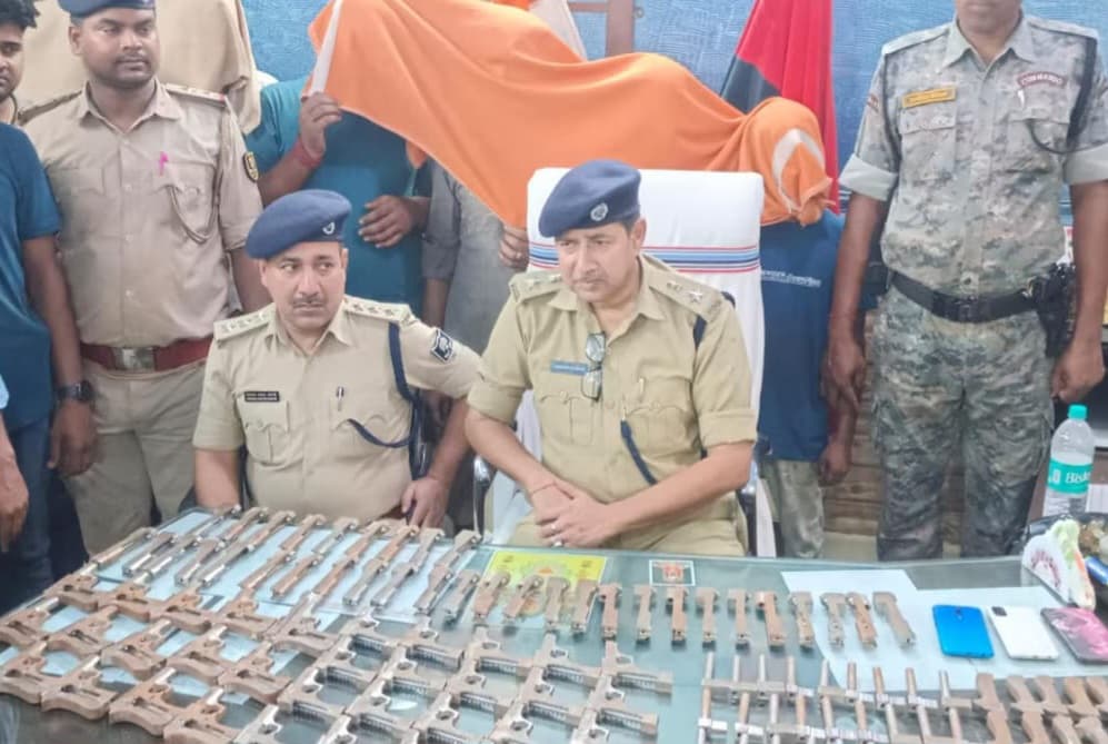 रिटायर होने के बाद मास्टर साहब ने घर में ही मिनी गन फैक्ट्री खोल लिया..फिर