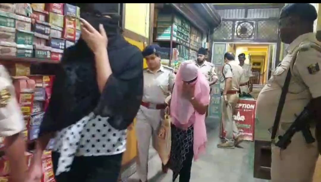 भारत-नेपाल की सीमा पर होटल में सेक्स रैकेट का खुलासा, पुलिस ने रंगेहाथ पकड़ा..