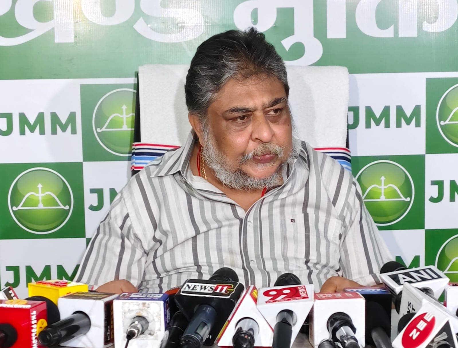 ऐसी कौन सी पार्टी है जो तीन चरण में घोषणा पत्र लागू करती है ?...