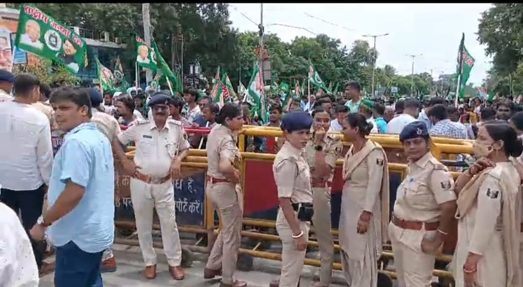 RJD नेताओं ने किया राजभवन मार्च, सौंपा क्राइम लिस्ट..