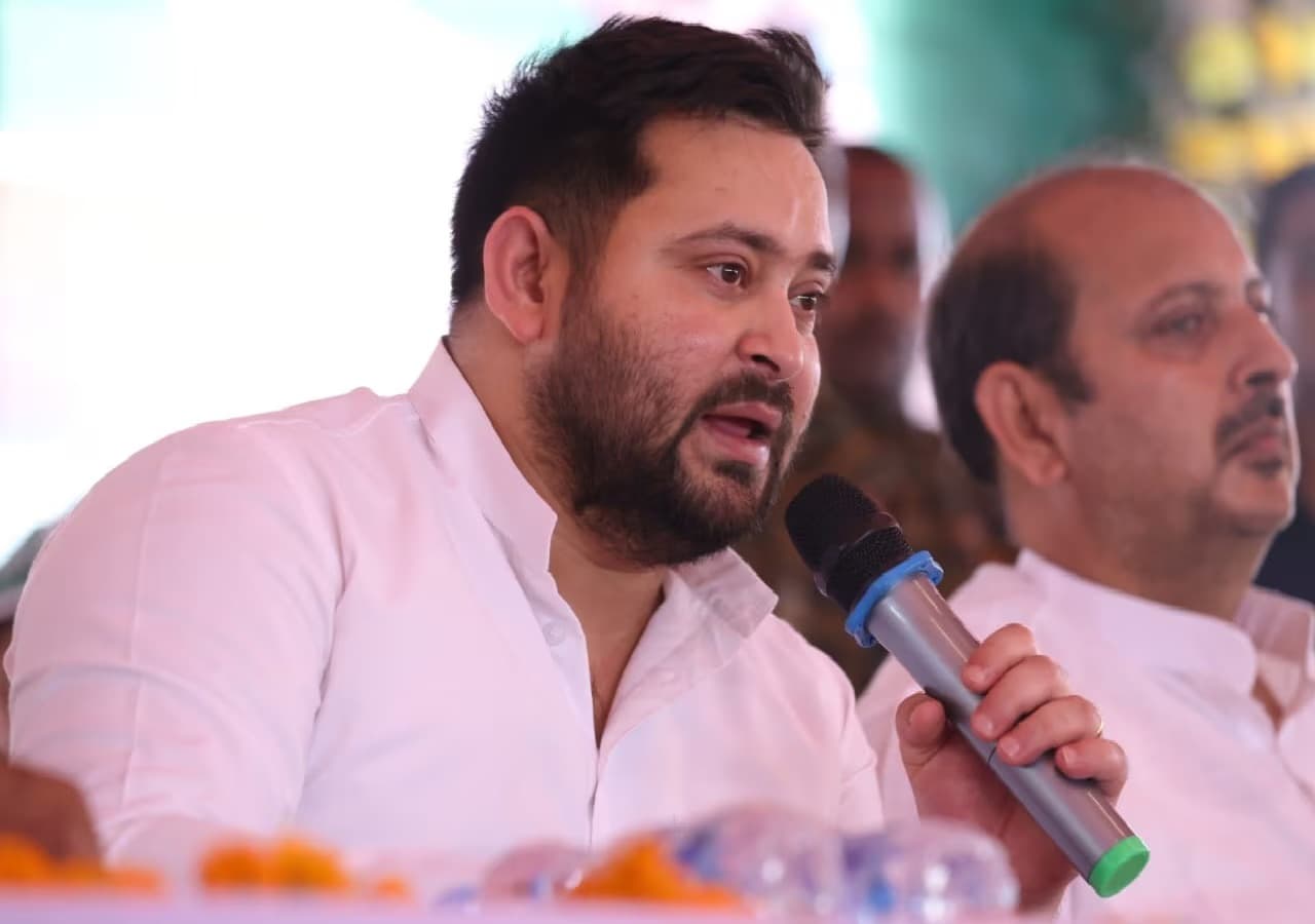 नेता प्रतिपक्ष तेजस्वी यादव ने डिप्टी सीएम विजय सिन्हा पर कसा तंज, कहा जनता का कोई काम नहीं किया, घुटना में है दिमाग