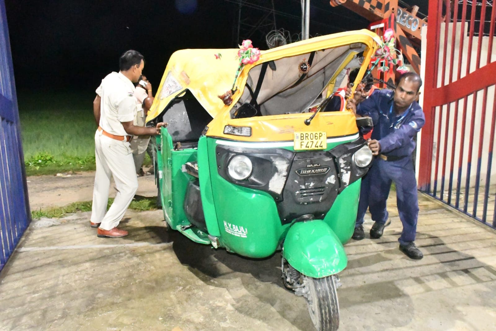 मुजफ्फरपुर में मेला देखने जा रहे महिलाओं और बच्चों से भरी ऑटो दुर्घटनाग्रस्त, 2 की मौत 12 घायल..