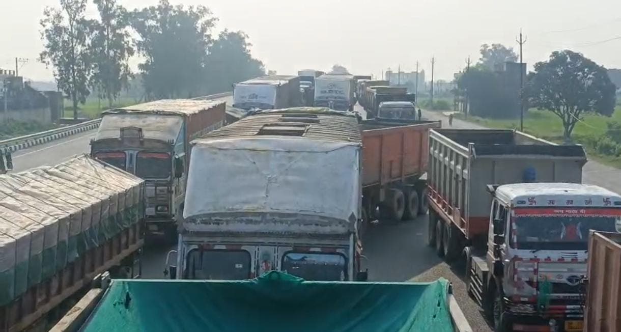 UP बिहार सीमा पर महजाम, 8 किलोमीटर से अधिक दूरी में फंसी हैं हजारों गाड़ियां