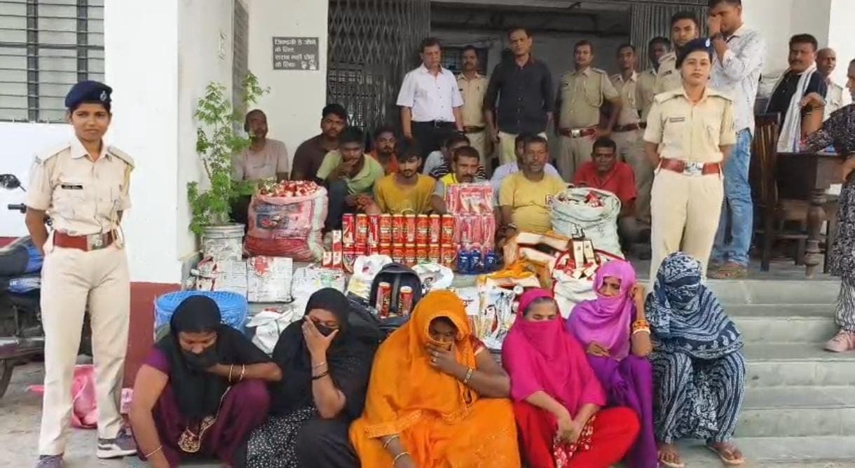 घूंघट की आड़ में दिलवर का दीदार नहीं, यहां महिलाएं करती थीं, पुलिस ने 11 को दबोचा